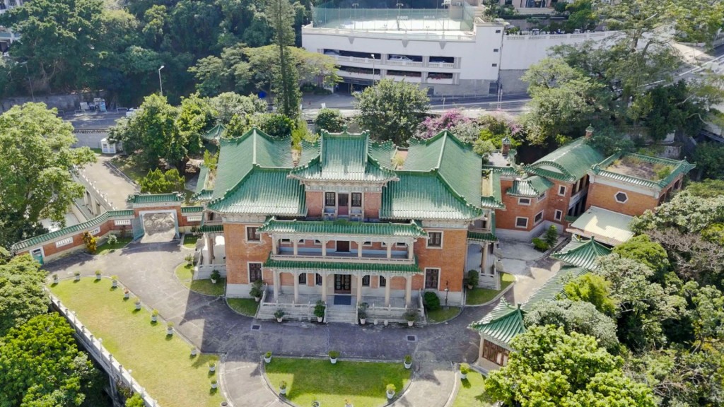 景贤里座落湾仔司徒拔道45号，红砖绿瓦建筑别树一帜，具有历史特色。宁汉豪网志