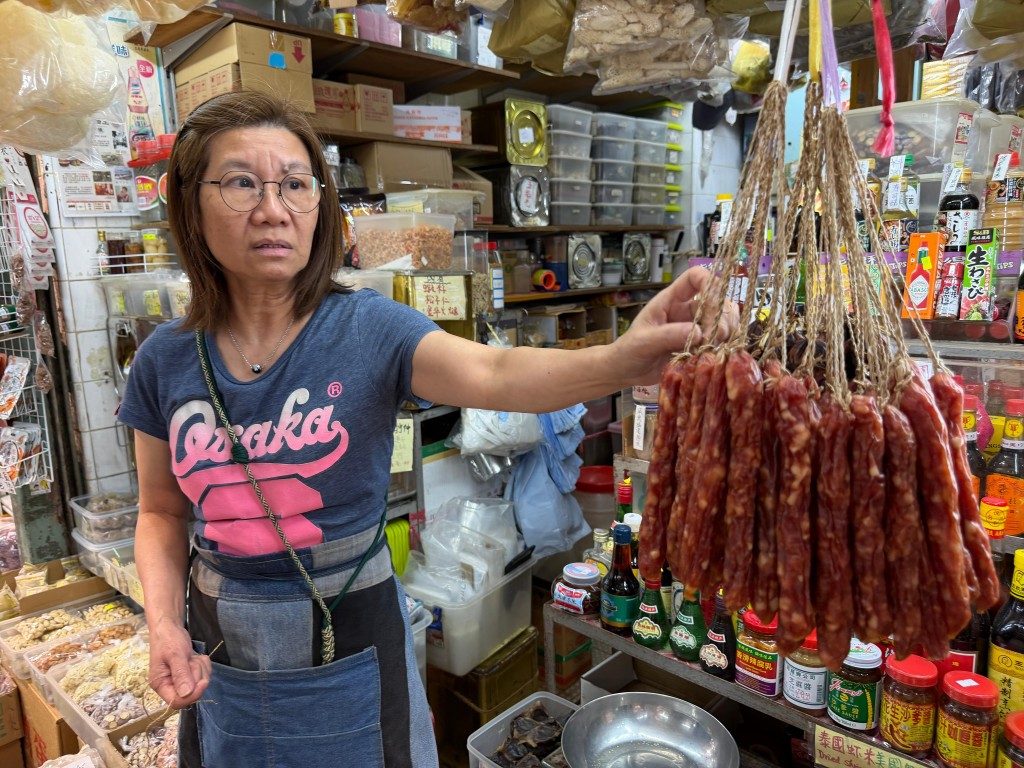 大埔墟街市杂货舖负责人张小姐说,通关后生意额已下跌,近期网购盛行更令其生意继续下滑。 曾志恒摄 大埔墟街市杂货舖负责人张小姐说,通关后生意额已下跌,近期网购盛行更令其生意继续下滑。 曾志恒摄