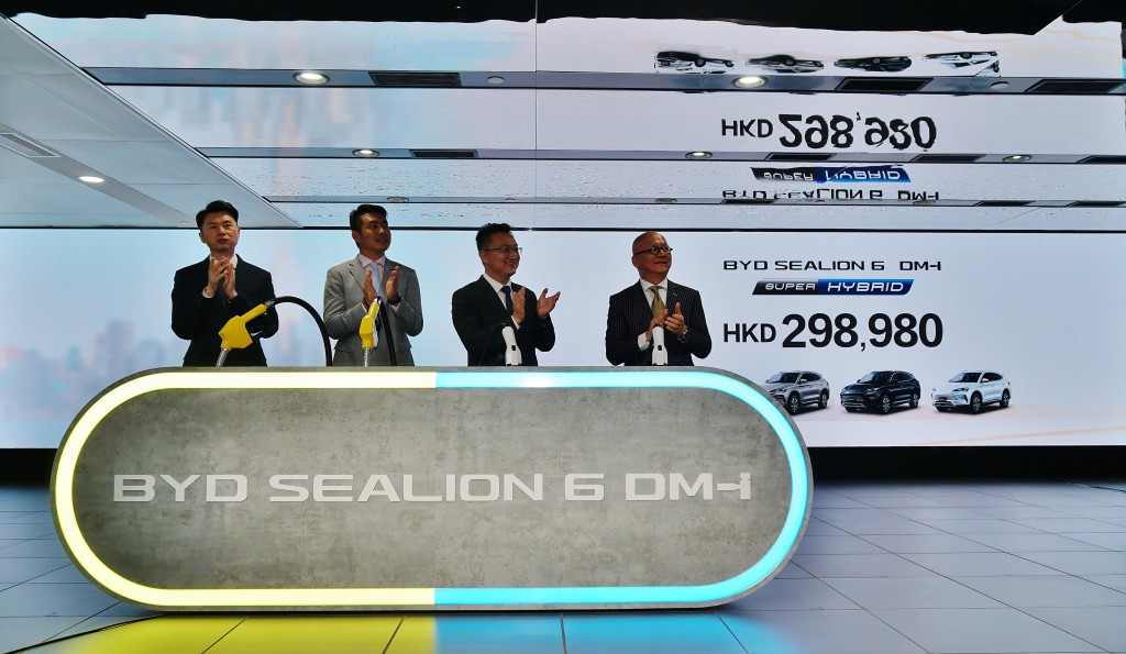 全新插電式混能車比亞迪BYD SEALION 6 DM-i正式在港開售：比亞迪亞太汽車銷售事業部銷售總監歐陽小成(右二)、和諧ICar比亞迪品牌亞太區總經理兼香港總經理曲建蕾(左二)、比亞迪(香港)亞太汽車銷售事業部營銷一部乘用車運營總監張景榮(右)及和諧新能源汽車服務(香港)有限公司 銷售總經理王聖(左)攜手出席新車發佈會。