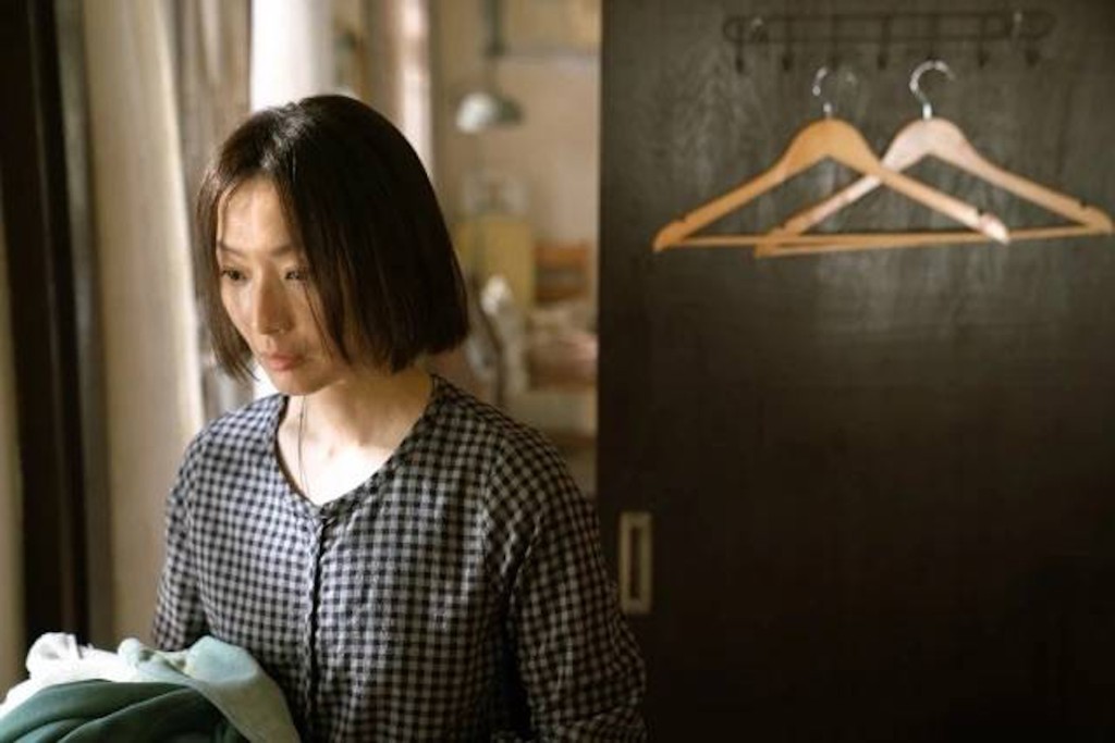 电影《流水落花》故事中女主角郑秀文，相信寄养过程「我不是你妈，但是这是你的家」。(电影剧照)