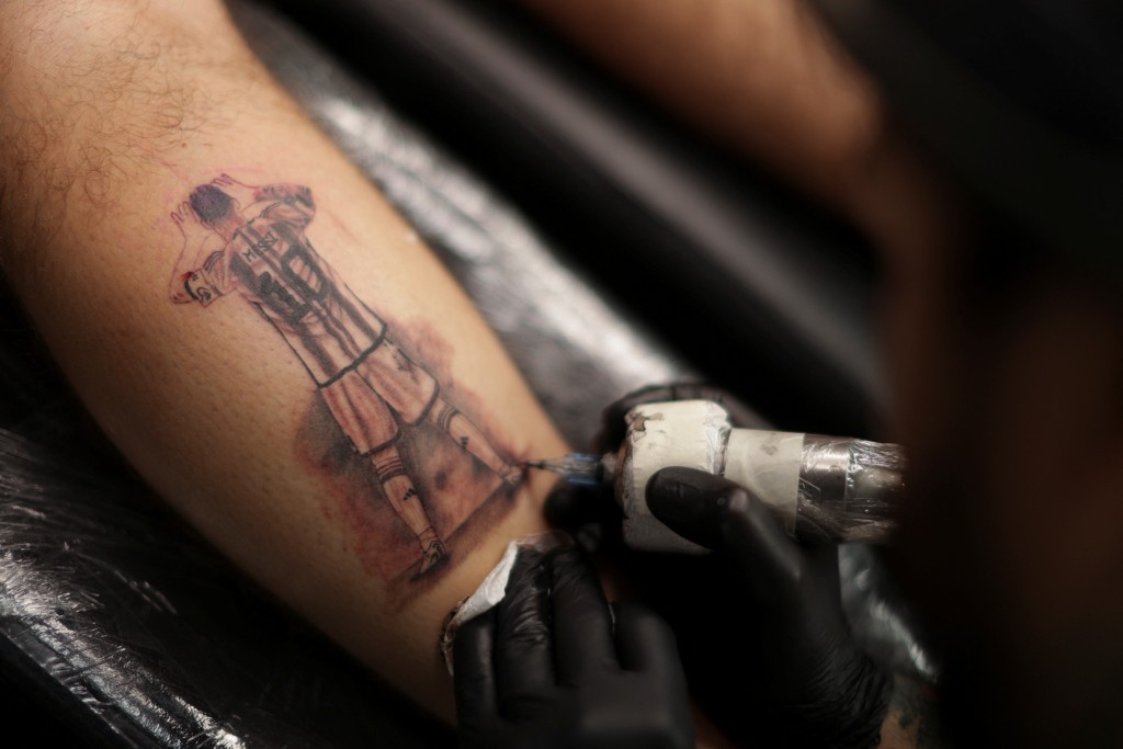 纹身师傅未来两周预约都专做与世界杯有关的纹身。路透社