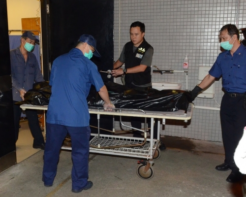 涉非礼案疑犯前年7月在北角警署覊留室上吊自杀身亡，遗体舁送殓房。资料图片