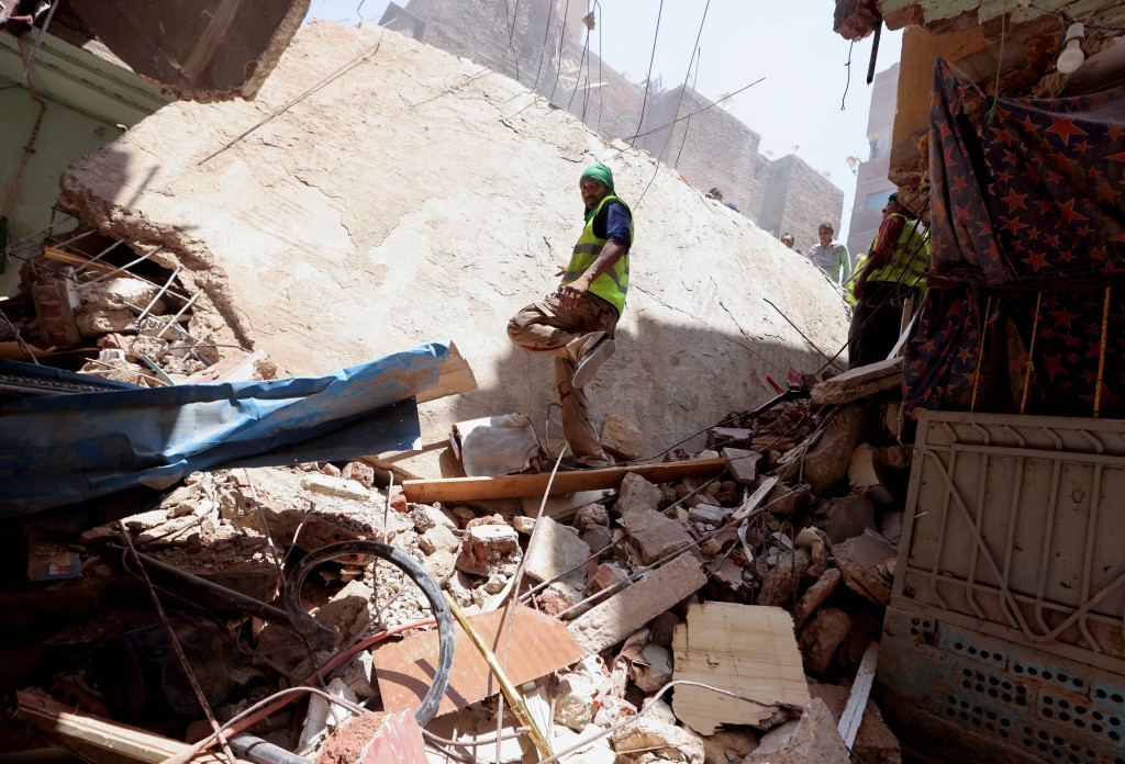 埃及开罗住宅大楼倒塌，造成13人死亡。  路透社