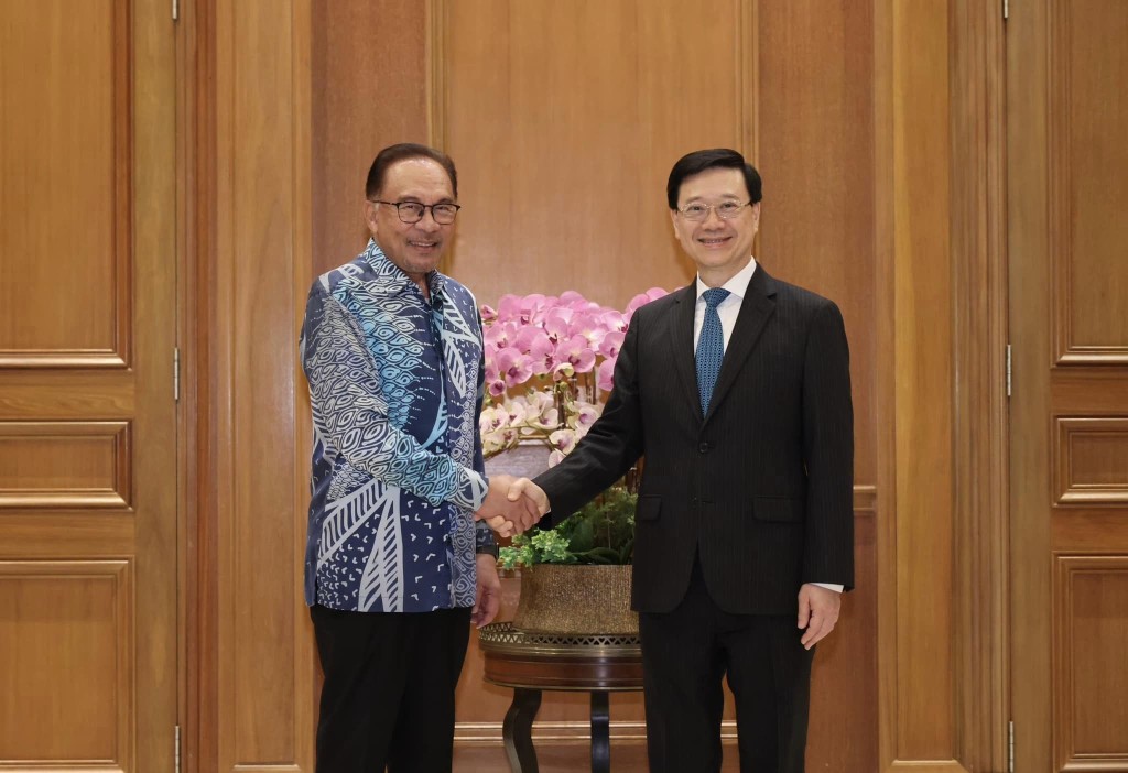 行政長官李家超今午抵吉隆坡,並與大馬首相安華會面。李家超fb