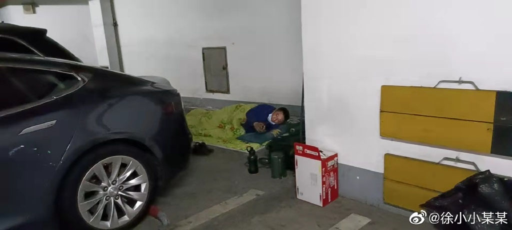 上海某豪宅确诊清洁工被隔离至停车场席地而睡。网图