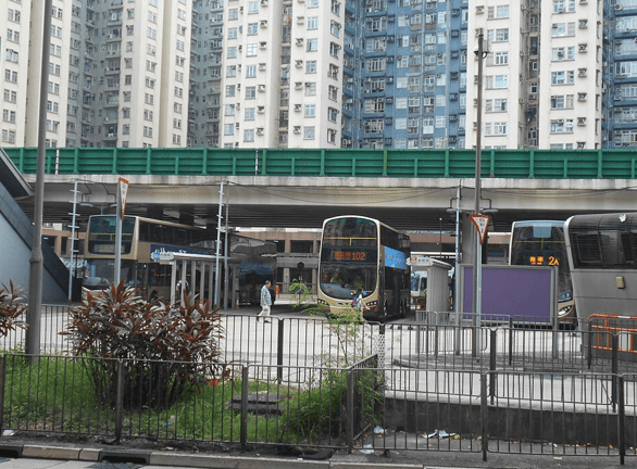 在九龍美孚巴士總站，一名巴士男車長與女車長疑因工作安排及車務溝通問題發生爭執，其後男車長涉施襲被捕。維基圖片