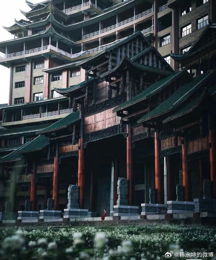貴州獨山縣舉債興建的「天下第一水司樓」，一度淪為爛尾樓。微博