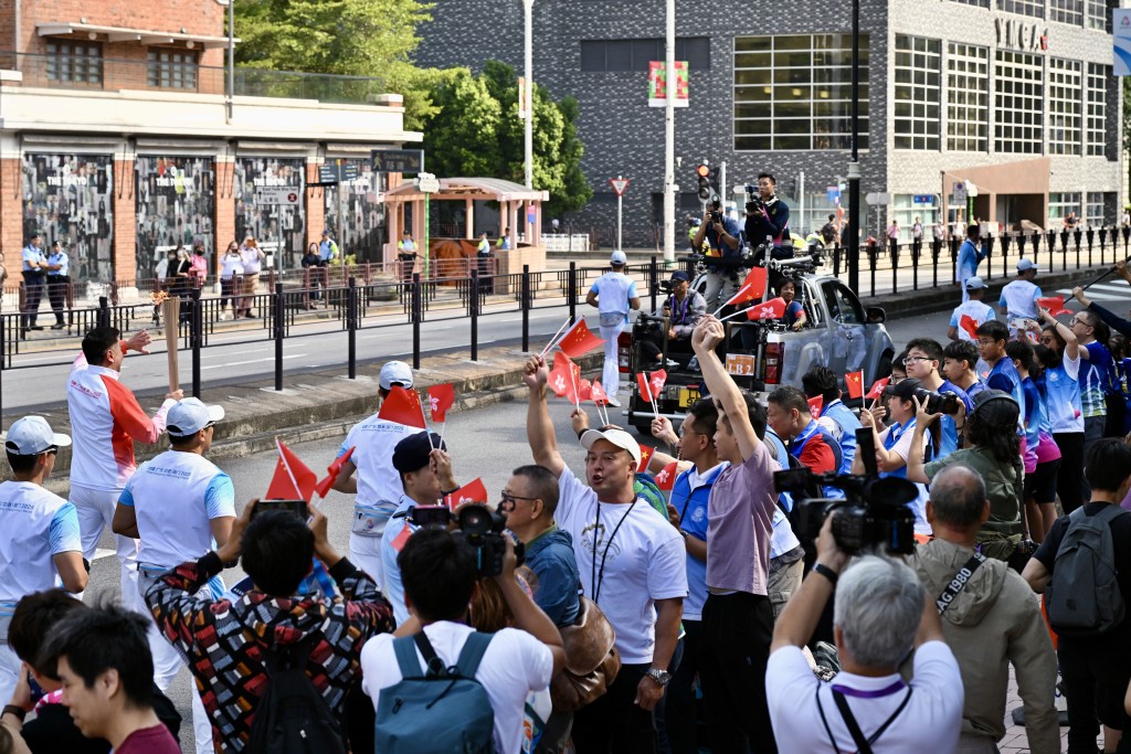 大批市民為火炬手打氣。劉駿軒攝