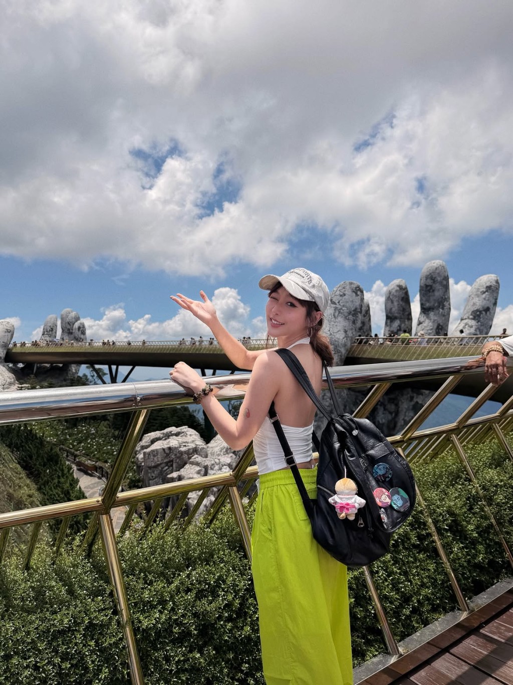 樂宜樂宜暢遊峴港著名景點佛手金橋。