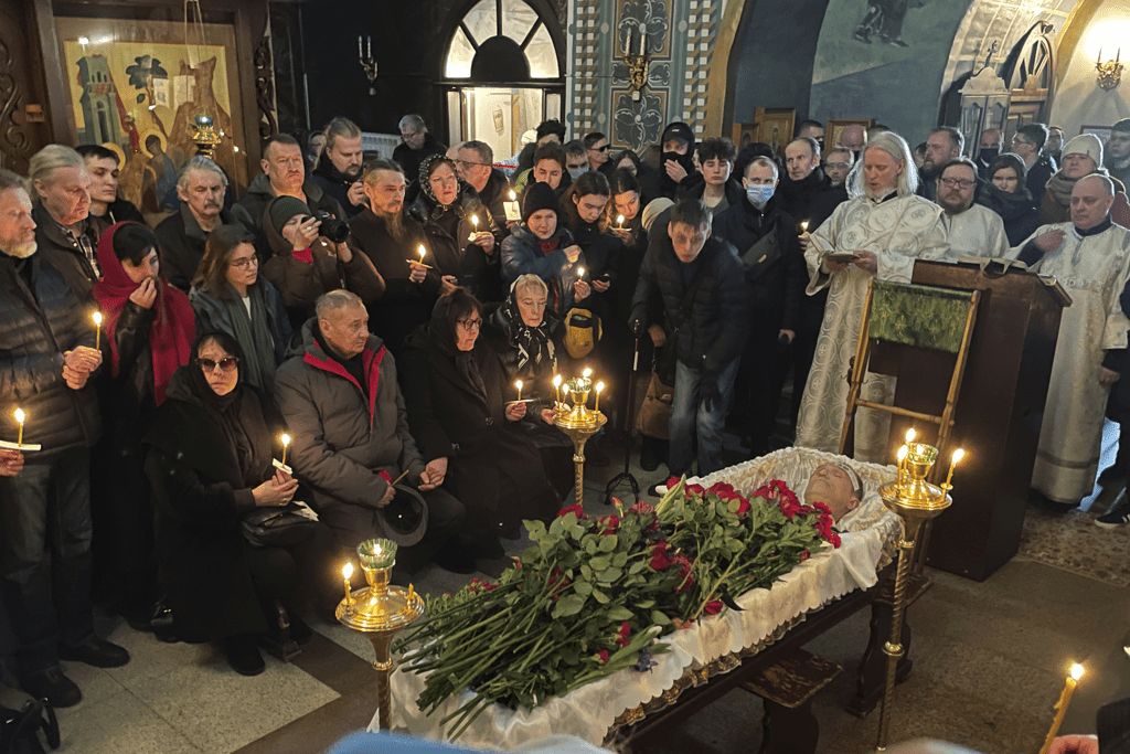 納瓦爾尼喪禮1日在莫斯科舉行，團隊發布了教堂內的棺木照片。他的身體由鮮花覆蓋，臉部外露。 美聯社