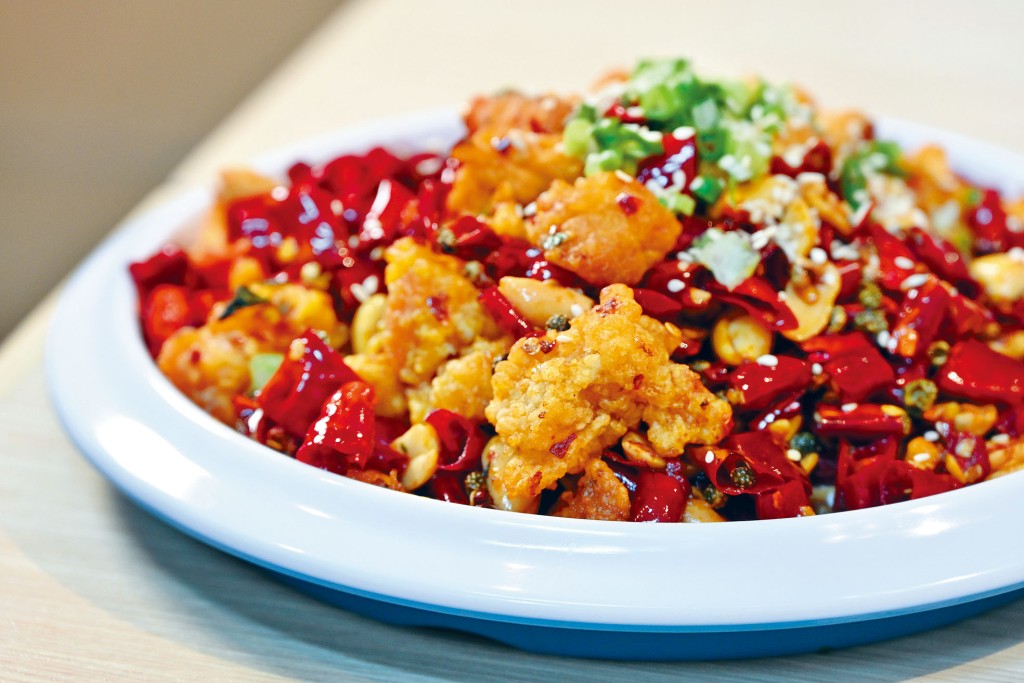 辣子雞軟骨用每日新鮮返貨的雞軟骨沾上薄薄一層炸漿炸脆，加入大量辣椒乾、花椒及調味料快炒，鑊氣十足。