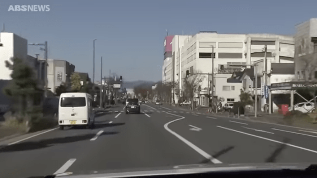 日本秋田縣能代市16日(周日)驚現罕見一幕——一頭幼熊竟闖入市中心的大型商場「永旺能代店」(Aeon),在家具區內來回徘徊。ABSNEWS畫面截圖 日本秋田縣能代市16日(周日)驚現罕見一幕——一頭幼熊竟闖入市中心的大型商場「永旺能代店」(Aeon),在家具區內來回徘徊。ABSNEWS畫面截圖