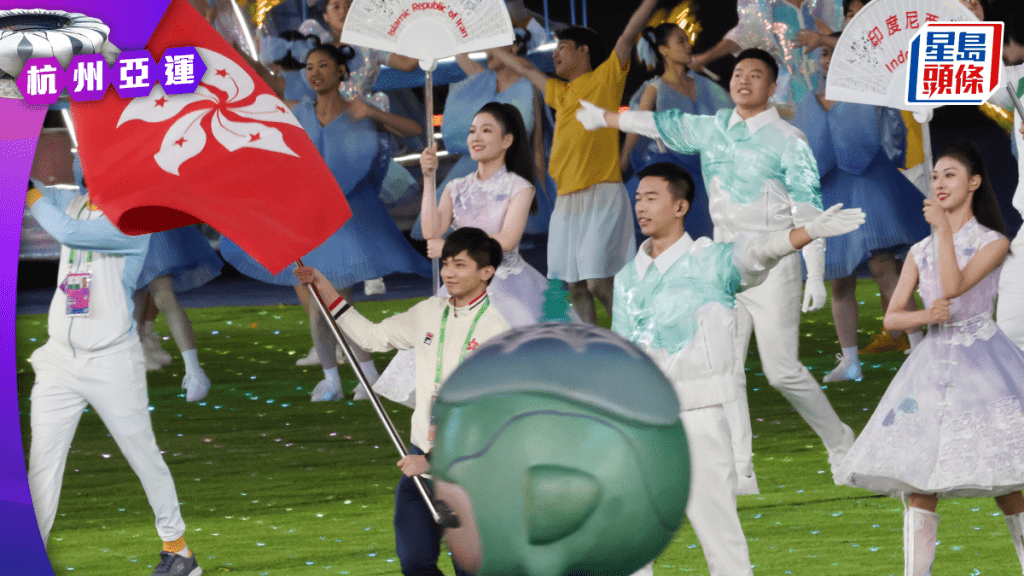 香港象棋代表黃學謙閉幕持旗 (徐嘉華攝)