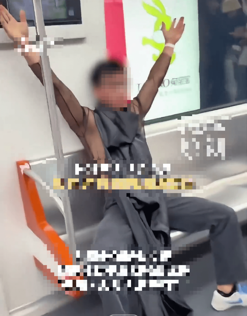 杭州地鐵驚現「黑絲男」爬進車廂,引發恐慌,乘客「雞飛狗走」。 杭州地鐵驚現「黑絲男」爬進車廂,引發恐慌,乘客「雞飛狗走」。