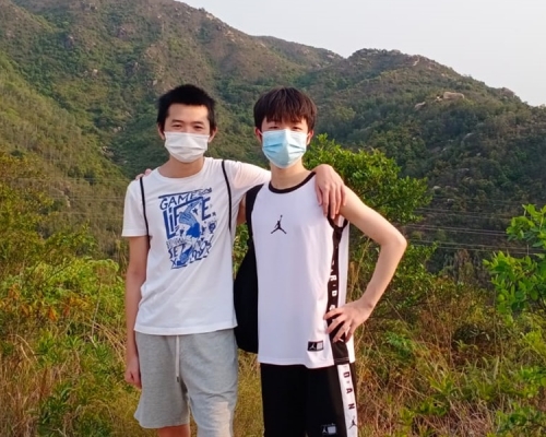 每次都要趕及下午回校上課，中五生霍楊昇（左）指持續行山後，上課時更精神。受訪者提供