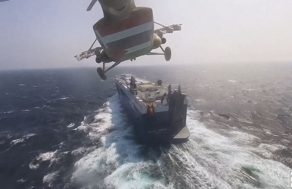 胡塞叛军直升机去年11月19日在红海准备挟持日本邮船营运的巴哈马籍英国货轮「银河领袖号」（Galaxy Leader）。 AP