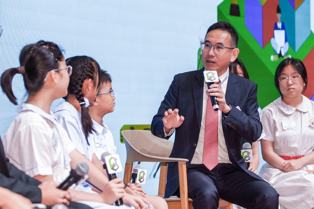 署理發展局局長林智文與在「與局長對話」環節中,與大、中、小學生交流對話。 署理發展局局長林智文與在「與局長對話」環節中,與大、中、小學生交流對話。