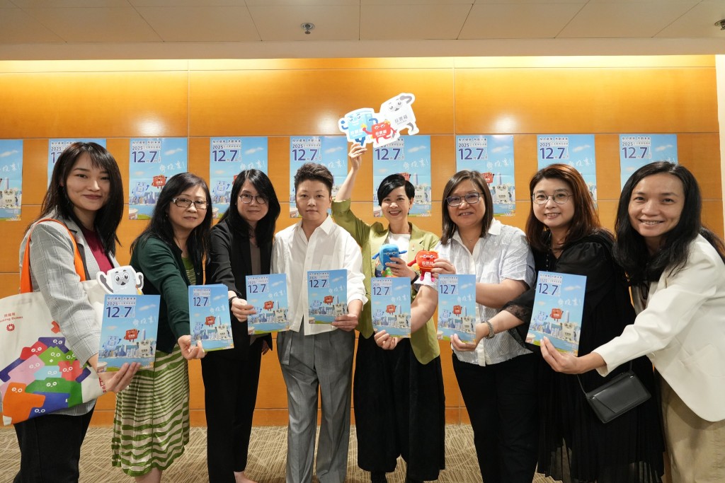 何永賢與同事一起拿着單張打卡。何永賢FB圖片 何永賢與同事一起拿着單張打卡。何永賢FB圖片