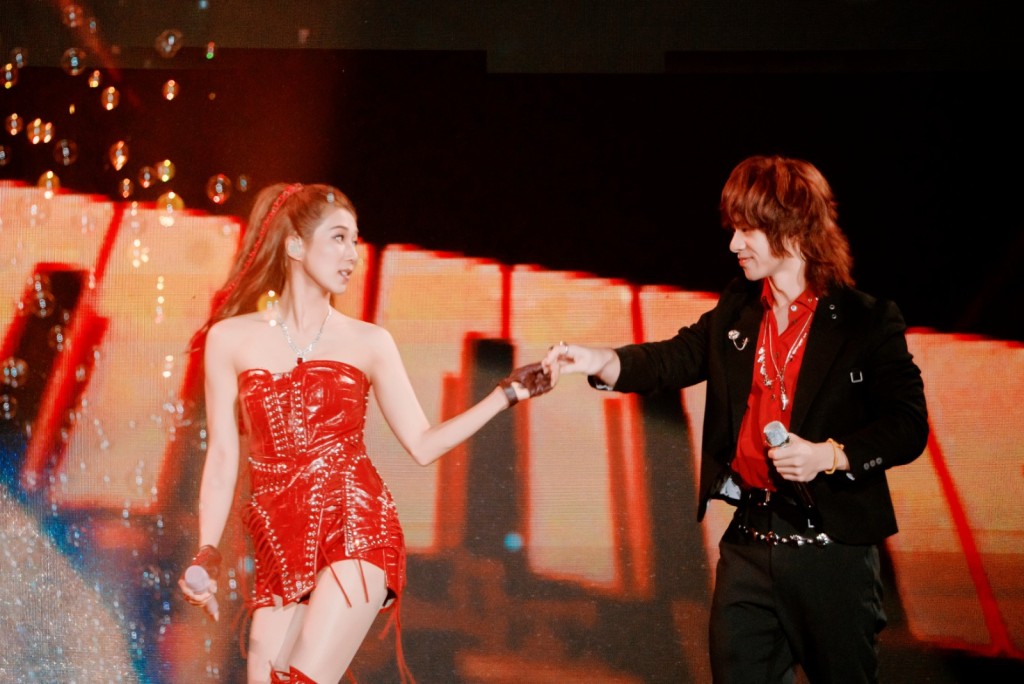 鍾嘉欣跟曾比特合唱黎明金曲《夏日傾情》。