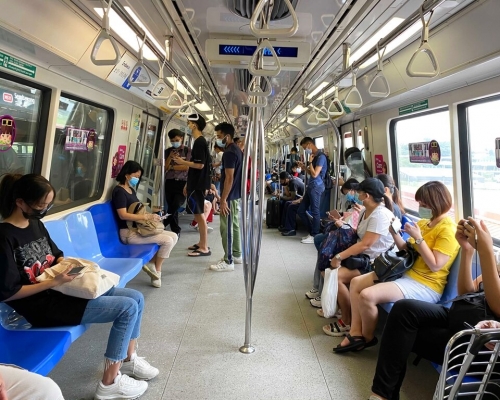 新加坡民眾外出要佩戴口罩。AP圖片