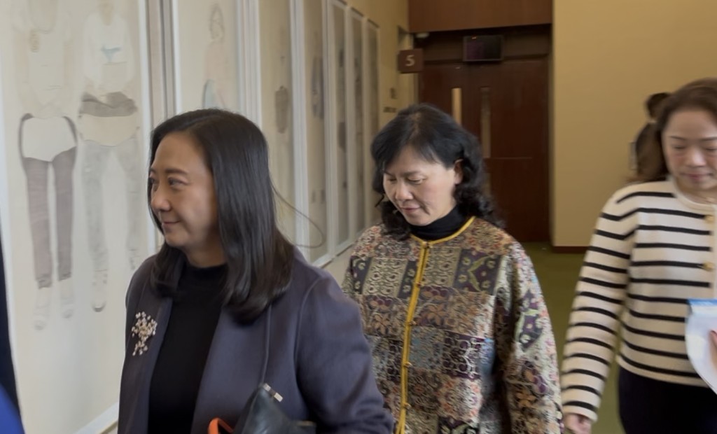 運物局局長陳美寶離場時未有回應傳媒提問有關何時刪除安全帶法律條文。李健威攝