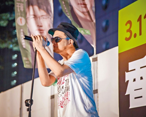 黃耀明當晚上台演唱兩首歌，並作出投票呼籲。資料圖片