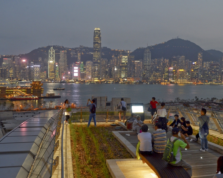西九龍高鐵站上的平台花園可以遠望中環。