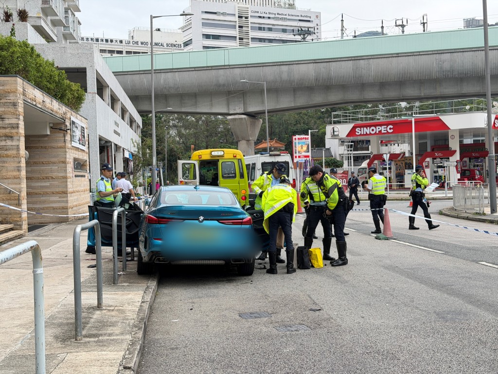 交通警搜查寶馬。 交通警搜查寶馬。
