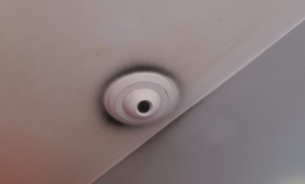 2個閉路電視鏡頭遭人噴上黑色漆油。 林思明攝