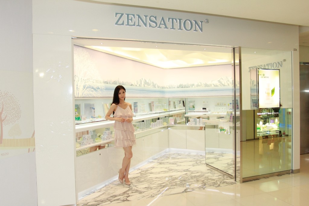 早于2007年，何倍倩自行创立护肤品牌ZENSATION，并在Harvey Nichols设立美容专柜，以及在铜锣湾皇室堡开设专门店。