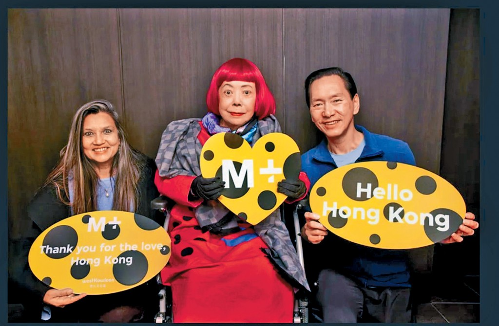 陳智思(右)以M+草間彌生(中)展覽的吸客經驗,建議民間及商界加強串聯,吸引旅客在香港停留更長的時間。