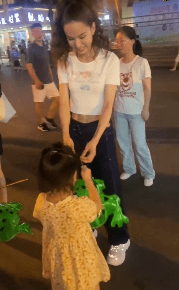 李若彤自掏荷包买了一个吹起青蛙公仔送给偶遇的小女孩。