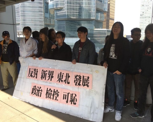 黄浩铭等人在高院外示威。