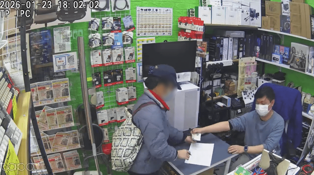 比對兩宗騙案CCTV錄取騙徒外貌及身型，無論長相及外型均有所不同，懷疑行騙不止一人。