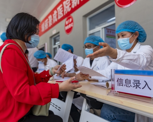 在內地港澳人士憑居住證或內地醫保可免費接種新冠疫苗。AP圖片