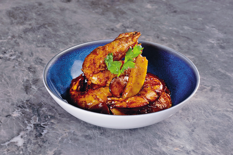 滬式醬油年糕海蝦以濃稠醬油配搭虎蝦,加上煙韌上海年糕,是傳統滬式風味。