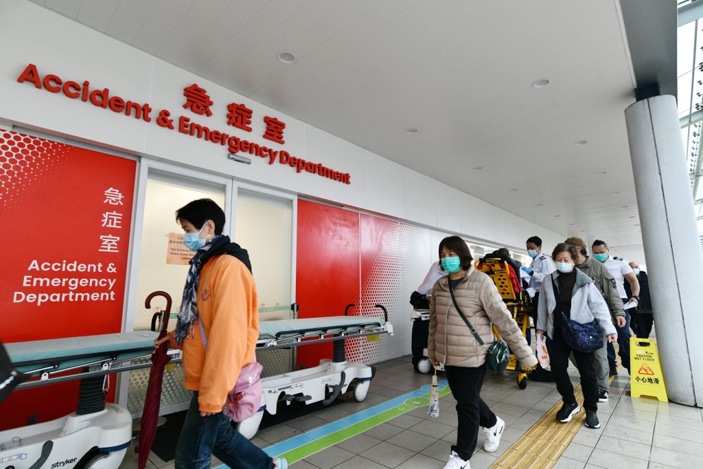 公立醫院服務計劃於明年1月1日起調整收費,這個消息相信觸動了不少基層市民、老友記和基層市民的心。 大家最常接觸的服務,例如急症室,收費將由現時的180元增至400元;而普通科門診(即「街症」),亦會由50元上調到150元。 公立醫院服務計劃於明年1月1日起調整收費,這個消息相信觸動了不少基層市民、老友記和基層市民的心。 大家最常接觸的服務,例如急症室,收費將由現時的180元增至400元;而普通科門診(即「街症」),亦會由50元上調到150元。