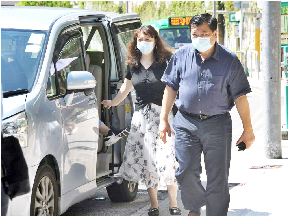 死者家人(後)中午時分到場認屍。