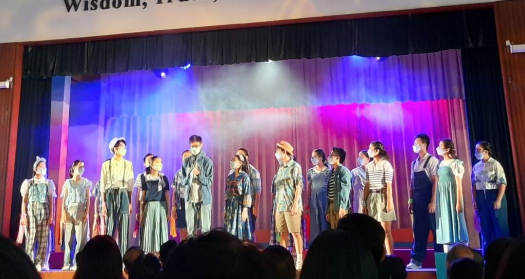 鄧顯紀念中學的學生積極參與各類課外活動,圖為經過專業而難忘排練的學生,演繹品格教育音樂劇。 鄧顯紀念中學的學生積極參與各類課外活動,圖為經過專業而難忘排練的學生,演繹品格教育音樂劇。