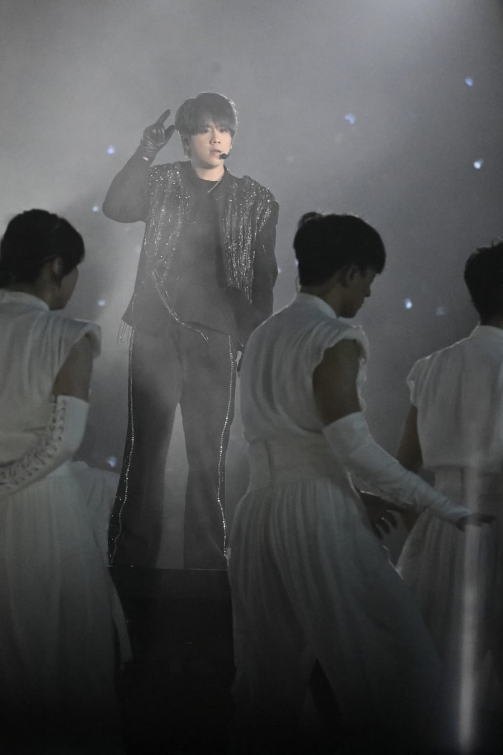 姜濤一身黑色服裝打扮，戰衣以水晶點綴並戴上手套閃爆登場。