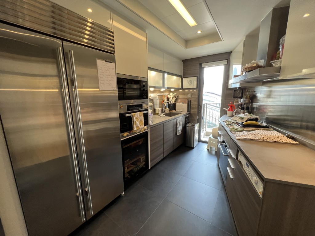廚房空間闊落，提供兩邊工作枱，廚櫃新淨。
