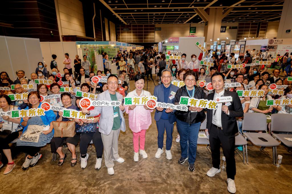 「腦有所依」活動大使薛家燕（前排右四）於「健康博覽2024」分享體驗產品的成果。