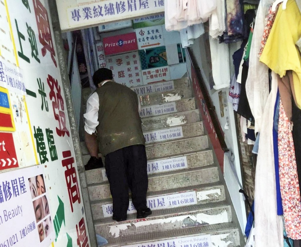 有網民則批評這位「神棍黨」騙徒的行騙手 法成本低——「咁就差啲，少少本都唔落， 有啲拎住條珠珠捉實你隻手，Ｘ噏一輪，同 你套上手，又話你有好運又會發財，盛惠兩 三嚿咁啦！」。fb「屯門友」截圖