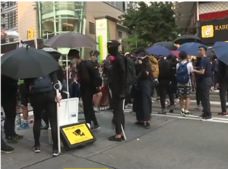 灣仔堵路示威者。有線新聞截圖