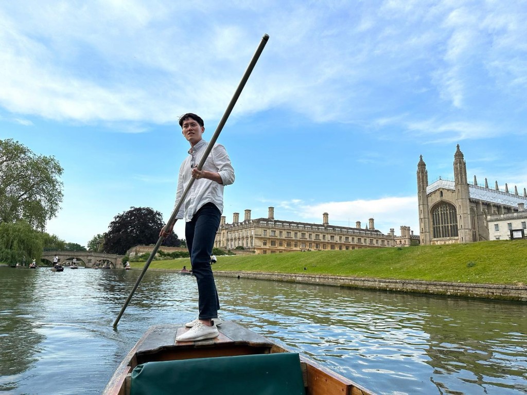 盛劲为在剑桥划船，并指：「要靠船上女人指导先返到上岸」。