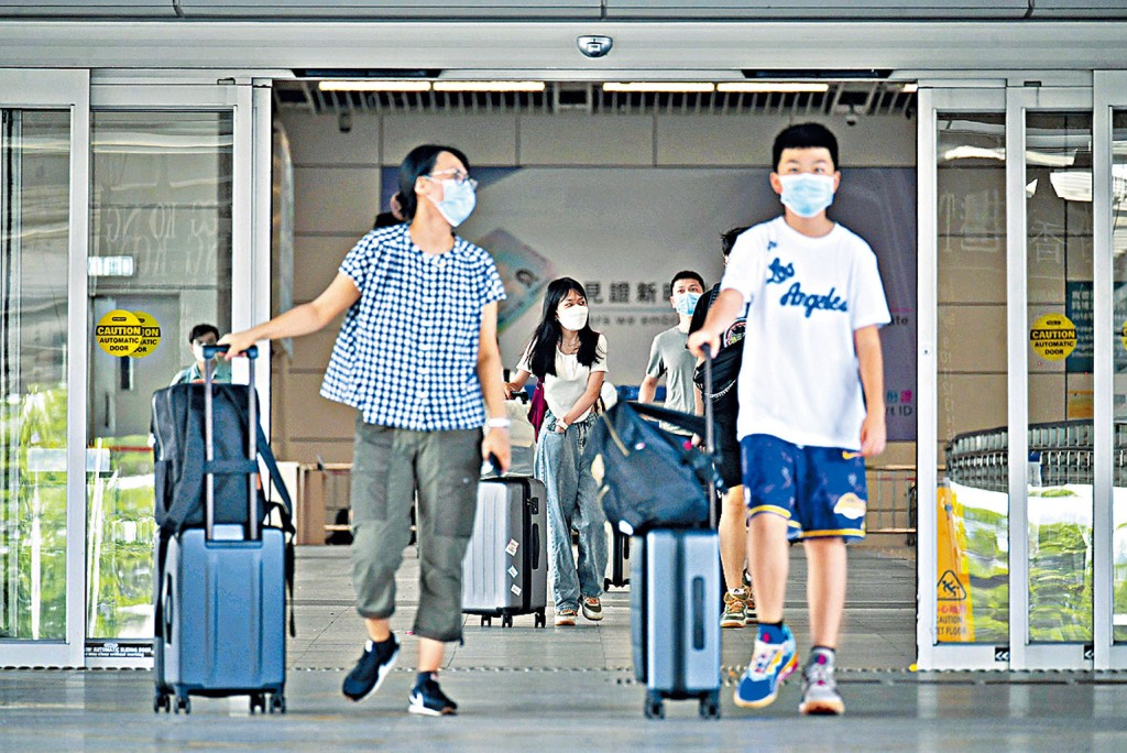 ■為兩地通關而設的「香港健康碼」開通兩天,超過三十萬名市民已申請註冊。