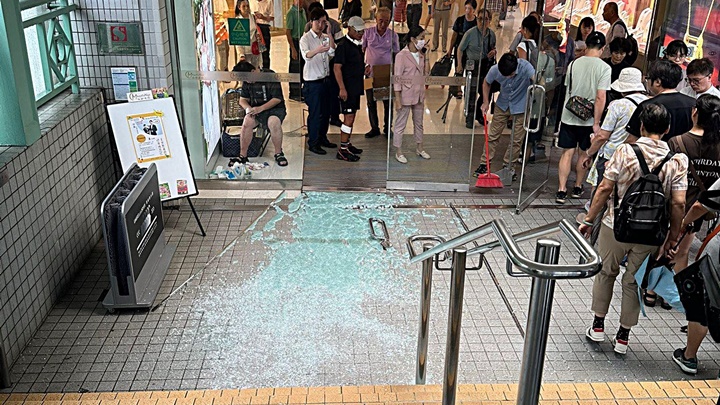 上水新都廣場一塊玻璃門爆裂。 fb：上水人大聯盟