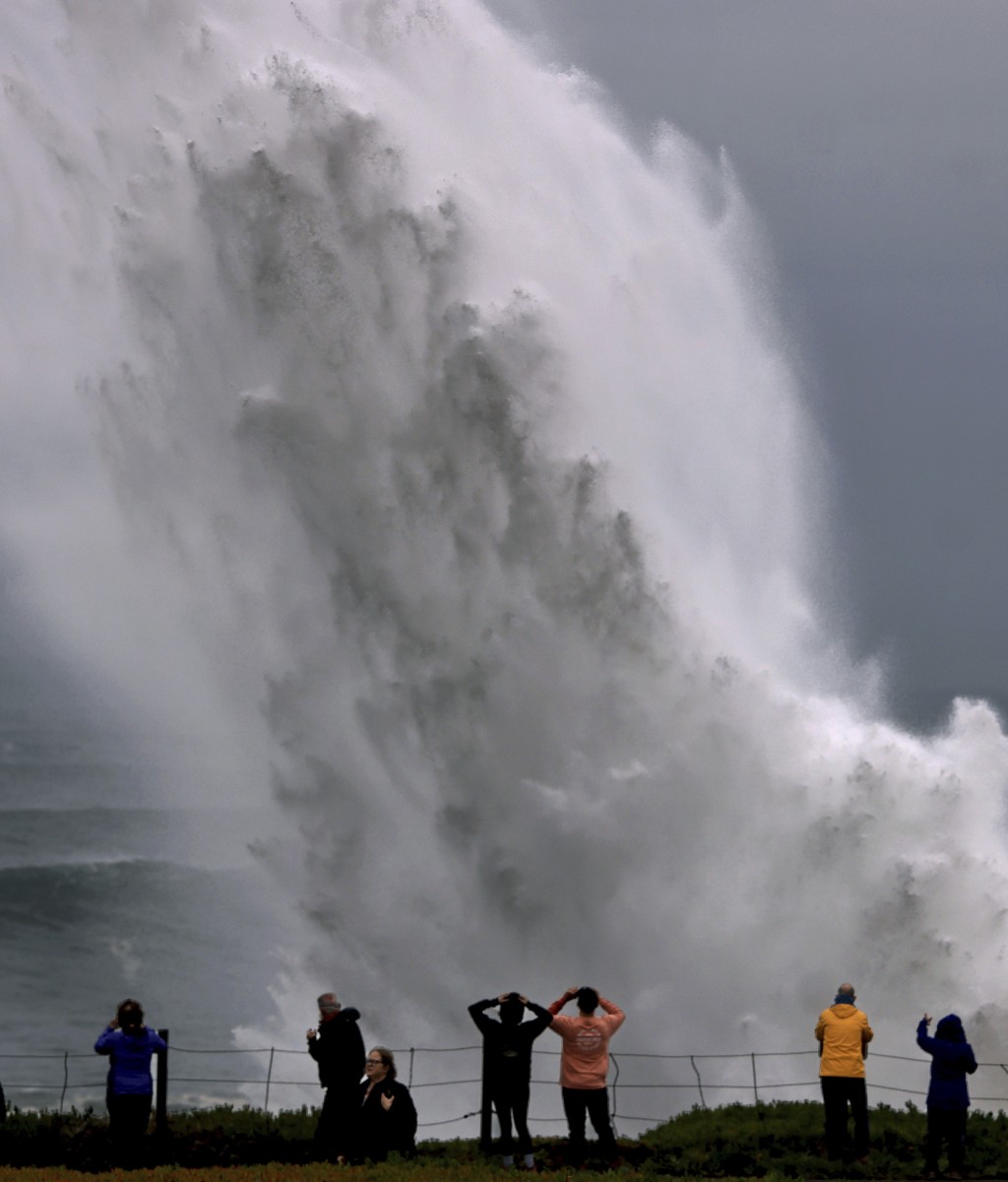 太平洋风暴袭击北加州，巨浪冲击卡梅特以北的邓肯码头。 AP