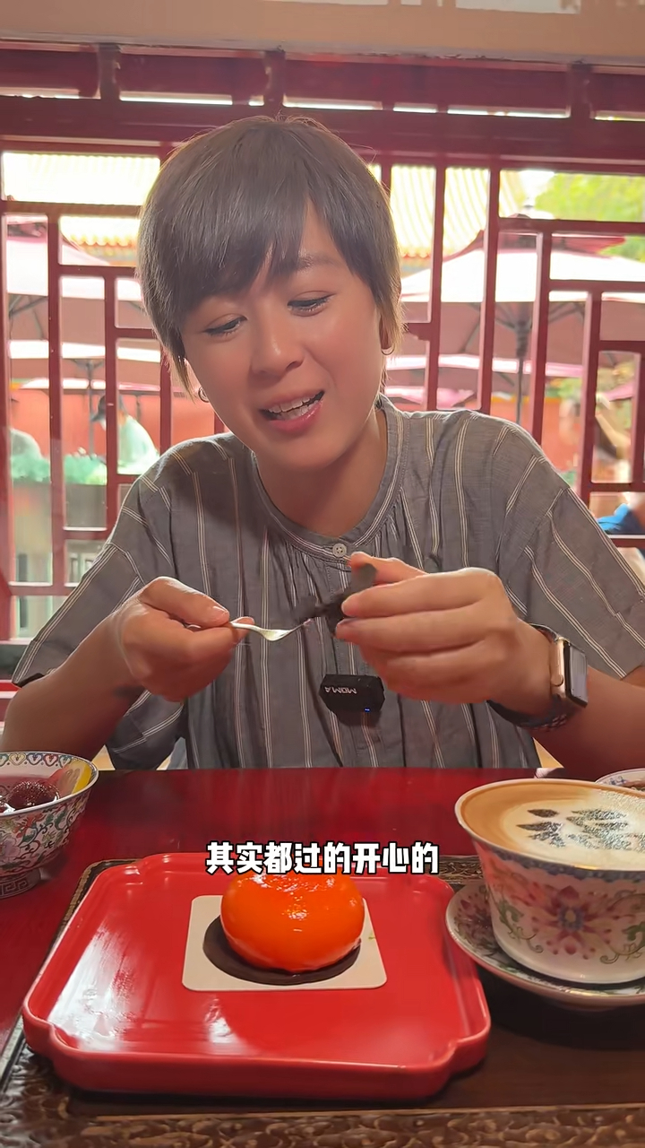 唐寧又曾到北京拍旅遊和美食片,結果惹來不少揣測。 唐寧又曾到北京拍旅遊和美食片,結果惹來不少揣測。