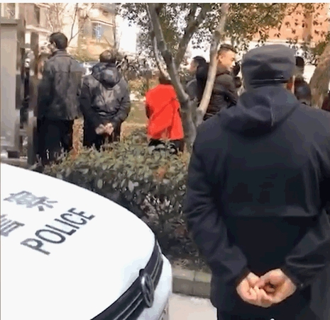 現場多人圍觀。網圖